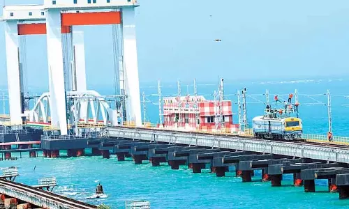 Pamban Bridge पर बिजली लाइनों से नमक हटाने का काम चल रहा है, रेल सेवाएं प्रभावित
