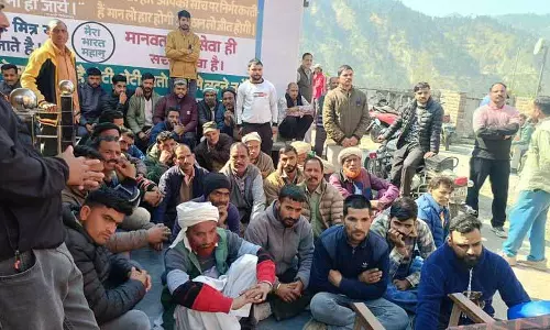 Chamba village में व्यक्ति मृत मिला, परिजनों ने हत्या का आरोप लगाते हुए थाने का घेराव किया Chamba village में व्यक्ति मृत मिला, परिजनों ने हत्या का आरोप लगाते हुए थाने का घेराव किया