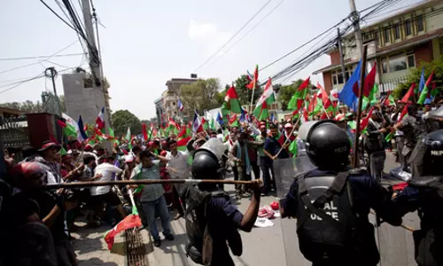 नेपाल के सीमावर्ती इलाके में माहौल अब भी तनावपूर्ण, कर्फ्यू लागू