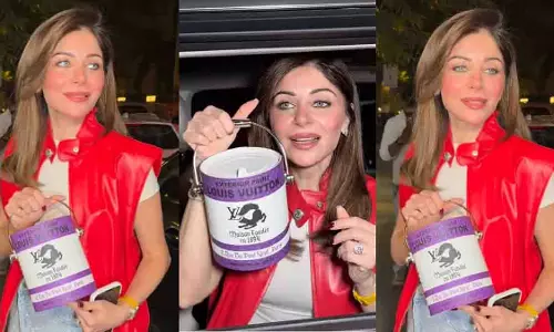 Kanika Kapoor ने कैरी किया 1.9 लाख का अजीब लुई विटॉन बैग