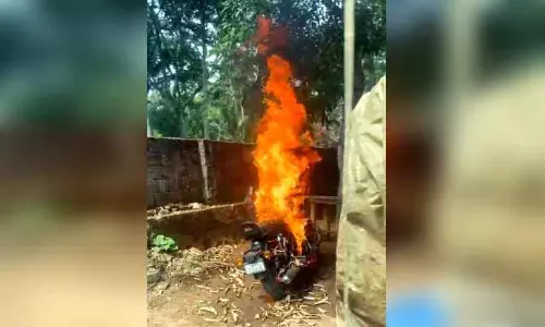 Bullet में आग लग गई; यात्री चमत्कारिक रूप से बच गया Bullet में आग लग गई; यात्री चमत्कारिक रूप से बच गया