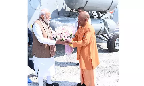 मुख्यमंत्री आदित्यनाथ ने मेरठ में PM मोदी का स्वागत किया