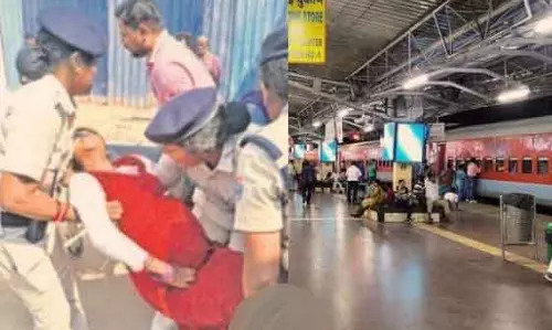 चलती ट्रेन में महिला को लेबर पेन, Bhubaneswar स्टेशन पर बच्चे को जन्म दिया चलती ट्रेन में महिला को लेबर पेन, Bhubaneswar स्टेशन पर बच्चे को जन्म दिया