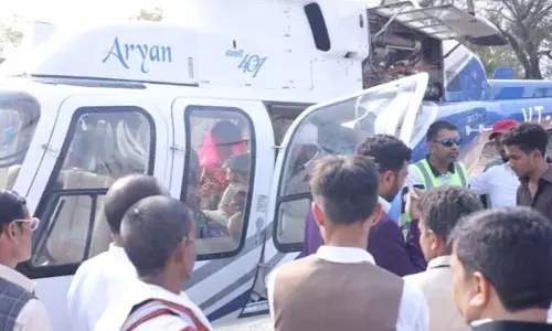 गजब! किसान पिता ने बेटी की विदाई को बनाया यादगार, हेलीकॉप्टर का इंतजाम किया, देखने उमड़ी भीड़ गजब! किसान पिता ने बेटी की विदाई को बनाया यादगार, हेलीकॉप्टर का इंतजाम किया, देखने उमड़ी भीड़