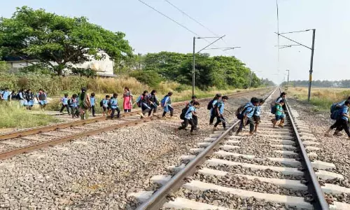 Kerala : रेलवे ट्रैक पर फंसे लोग Kerala : रेलवे ट्रैक पर फंसे लोग