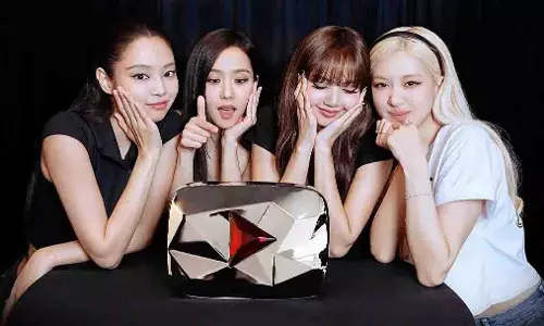 BLACKPINK के मेंबर्स ने 100 मिलियन YouTube सब्सक्राइबर वाले पहले आर्टिस्ट बनने का क्रेडिट फैंस को दिया BLACKPINK के मेंबर्स ने 100 मिलियन YouTube सब्सक्राइबर वाले पहले आर्टिस्ट बनने का क्रेडिट फैंस को दिया