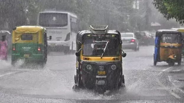 kerala: तेज गर्मी से राहत; तीन जिलों में बारिश की चेतावनी, अलर्ट जारी