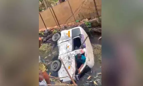 Kerala : बिजली के खंभे से टकराने के बाद ऑटो टैक्सी खेत में गिर गई Kerala : बिजली के खंभे से टकराने के बाद ऑटो टैक्सी खेत में गिर गई