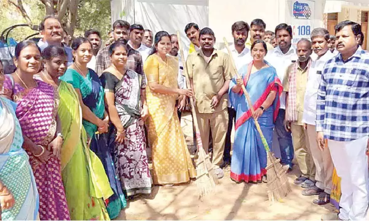 Andhra: विधायक ने राप्ताडू पीएचसी में सफाई अभियान चलाया Andhra: विधायक ने राप्ताडू पीएचसी में सफाई अभियान चलाया