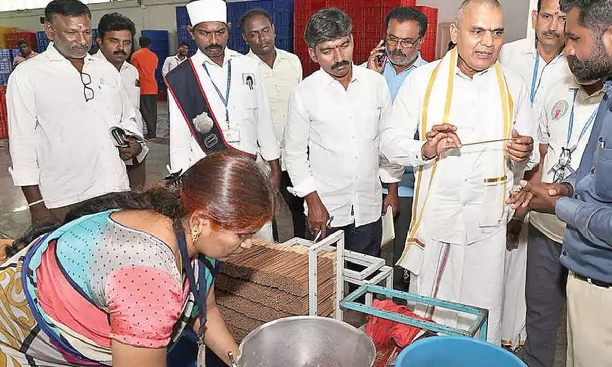 JEO ने अगरबत्ती बनाने वाली यूनिट का निरीक्षण किया JEO ने अगरबत्ती बनाने वाली यूनिट का निरीक्षण किया