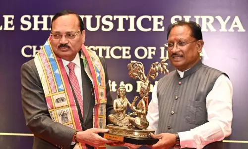 CM साय ने भारत के मुख्य न्यायाधीश न्यायमूर्ति सूर्यकांत का किया आत्मीय स्वागत CM साय ने भारत के मुख्य न्यायाधीश न्यायमूर्ति सूर्यकांत का किया आत्मीय स्वागत