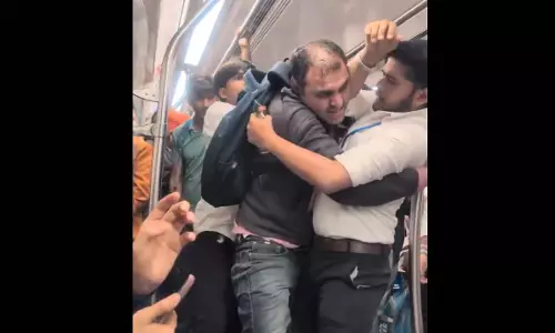 OMG! दो युवक मिलकर एक को पीट रहे...मेट्रो का हैरान करने वाला VIDEO सामने आया OMG! दो युवक मिलकर एक को पीट रहे...मेट्रो का हैरान करने वाला VIDEO सामने आया
