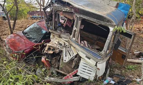 टिप्पर-ट्रक की टक्कर के बाद कार पेड़ से टकराई, ट्रक चालक की मौत