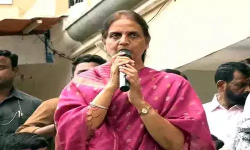 Eviction Notice के बीच नेताओं ने मधु पार्क के निवासियों से मुलाकात की Eviction Notice के बीच नेताओं ने मधु पार्क के निवासियों से मुलाकात की