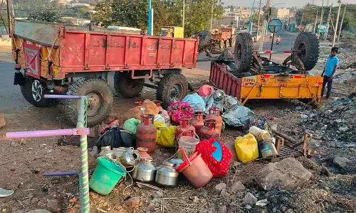 Bagalkot: ट्रैक्टर ट्रेलर पलटने से एक बच्चे समेत चार लोगों की मौत Bagalkot: ट्रैक्टर ट्रेलर पलटने से एक बच्चे समेत चार लोगों की मौत