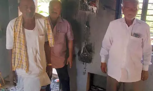 Karnataka : शॉर्ट सर्किट से फार्महाउस को नुकसान Karnataka : शॉर्ट सर्किट से फार्महाउस को नुकसान