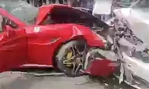 Hyderabad में तेज़ रफ़्तार फरारी में तीन लोग घायल Hyderabad में तेज़ रफ़्तार फरारी में तीन लोग घायल