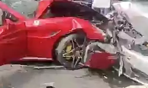 तेज रफ्तार फरारी की टक्कर से तीन लोग घायल, भारी ट्रैफिक जाम लगा, VIDEO तेज रफ्तार फरारी की टक्कर से तीन लोग घायल, भारी ट्रैफिक जाम लगा, VIDEO