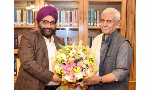 IOCL के चेयरमैन और केयू के वीसी ने एलजी से मुलाकात की IOCL के चेयरमैन और केयू के वीसी ने एलजी से मुलाकात की