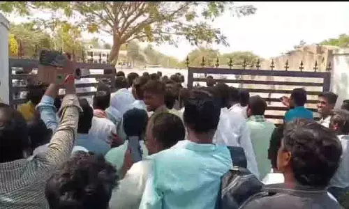 गुरुकुल Entrance Test में देरी के कारण स्टूडेंट्स के पेरेंट्स का विरोध गुरुकुल Entrance Test में देरी के कारण स्टूडेंट्स के पेरेंट्स का विरोध
