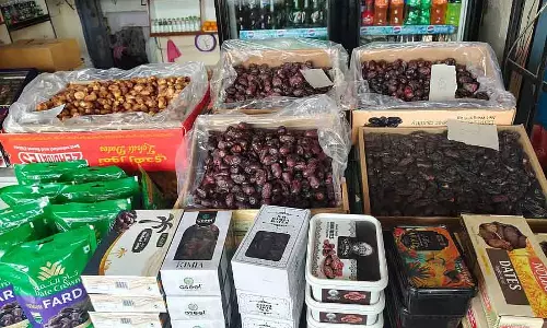 Ramadan के महीने में रोज़ा और इफ़्तार: गुंबदों के शहर में लाई गईं अलग-अलग तरह की खजूरें Ramadan के महीने में रोज़ा और इफ़्तार: गुंबदों के शहर में लाई गईं अलग-अलग तरह की खजूरें