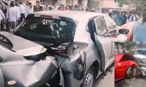 Jubilee Hills में लग्जरी कार का एक्सीडेंट.. कई लोग गंभीर रूप से घायल Jubilee Hills में लग्जरी कार का एक्सीडेंट.. कई लोग गंभीर रूप से घायल