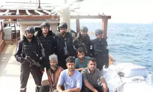 Indian Coast Guard ने गुजरात के तट पर ईरानी नाव को रोका, 5 करोड़ रुपये की सिगरेट जब्त Indian Coast Guard ने गुजरात के तट पर ईरानी नाव को रोका, 5 करोड़ रुपये की सिगरेट जब्त