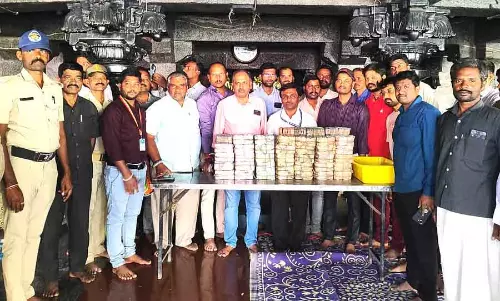 ऐतिहासिक गुरुतिप्पेरुद्रस्वामी हुंडी गिनती; ₹ 34 लाख का कलेक्शन ऐतिहासिक गुरुतिप्पेरुद्रस्वामी हुंडी गिनती; ₹ 34 लाख का कलेक्शन
