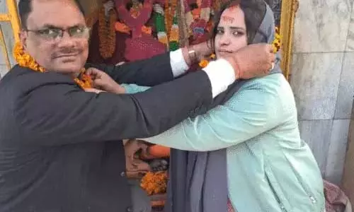 अलग प्रेम कहानी: स्कूल प्रिंसिपल ने 28 साल की महिला टीचर से शादी रचाई, गांव में तनाव का माहौल
