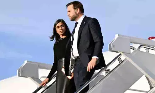 JD Vance ने अपनी पत्नी की तारीफ़ की, जिन्हें लाइमलाइट की परवाह नहीं JD Vance ने अपनी पत्नी की तारीफ़ की, जिन्हें लाइमलाइट की परवाह नहीं