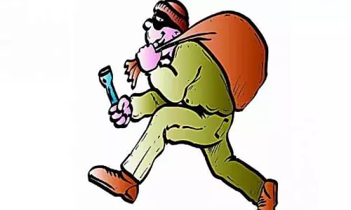 Proddatur में बंद घर से 35 तोला सोना-चांदी चोरी Proddatur में बंद घर से 35 तोला सोना-चांदी चोरी
