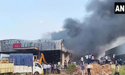 Hubballi में इलेक्ट्रॉनिक्स गोदाम में शॉर्ट सर्किट से लगी भीषण आग Hubballi में इलेक्ट्रॉनिक्स गोदाम में शॉर्ट सर्किट से लगी भीषण आग