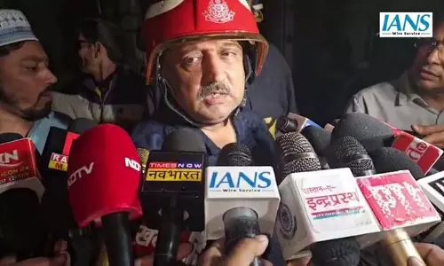 दुकान में लगी आग, 100 से अधिक दमकलकर्मी और 30 यूनिट लगी राहत एवं बचाव कार्य में दुकान में लगी आग, 100 से अधिक दमकलकर्मी और 30 यूनिट लगी राहत एवं बचाव कार्य में