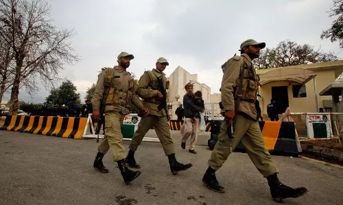 Balochistan में लंबा कर्फ्यू, नागरिकों की मुश्किलें बढ़ीं Balochistan में लंबा कर्फ्यू, नागरिकों की मुश्किलें बढ़ीं