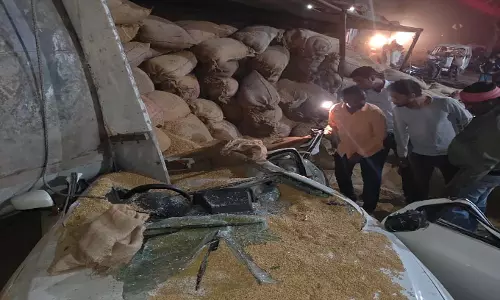 रायपुर विधानसभा में ओवरलोडेड ट्रक कार पर पलटा, 1 की मौत, 2 घायल