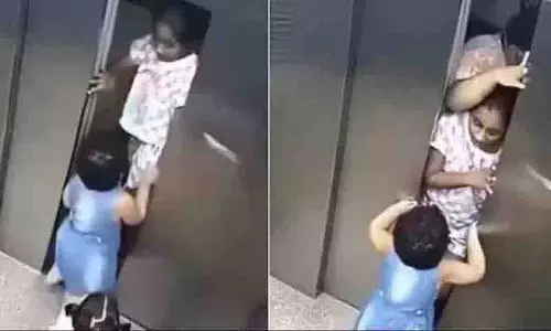 बच्ची ने बच्चों को बचाने के लिए लिफ्ट के दरवाज़े बंद होने से रोके, CCTV वीडियो वायरल