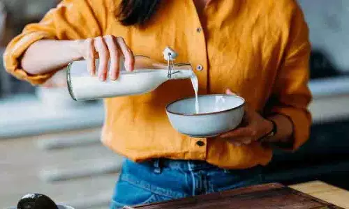 क्या दूध पीने से cholesterol लेवल बढ़ता है? डॉक्टर क्या कहते हैं?
