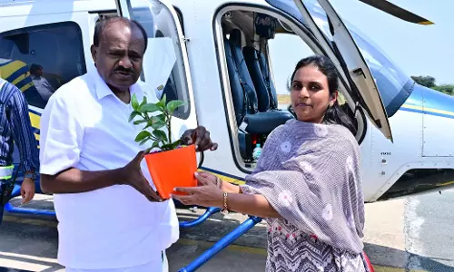 Kurnool एयरपोर्ट पर भारी उद्योग मंत्री एच.डी. कुमारस्वामी का भव्य स्वागत Kurnool एयरपोर्ट पर भारी उद्योग मंत्री एच.डी. कुमारस्वामी का भव्य स्वागत