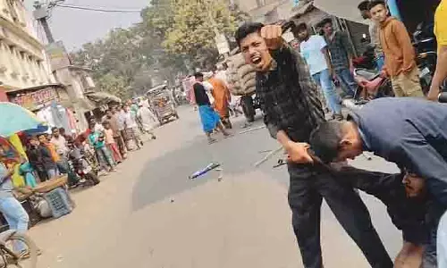 मिनाखा में TMC-ISF की झड़प खूनी हो गई, सड़क पर मारपीट मिनाखा में TMC-ISF की झड़प खूनी हो गई, सड़क पर मारपीट