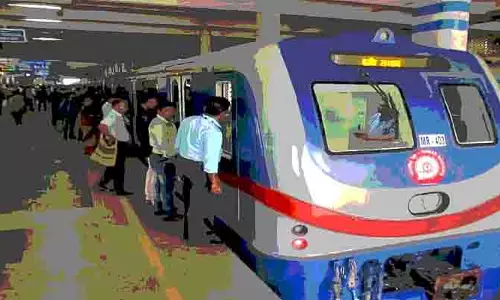 रविवार दोपहर महानायक उत्तमकुमार स्टेशन पर metro में मौत, अफरा-तफरी रविवार दोपहर महानायक उत्तमकुमार स्टेशन पर metro में मौत, अफरा-तफरी