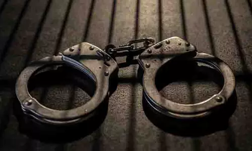 महिला को पीटने और Car से बाहर निकालने के आरोप में युवक गिरफ्तार