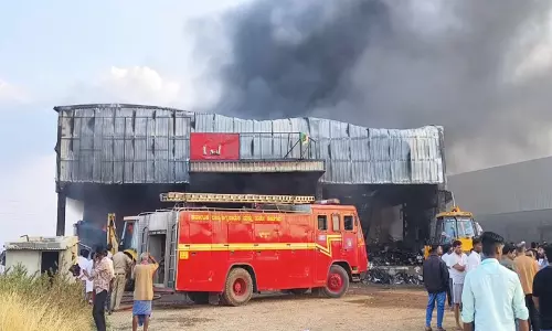 Hubli के कुसुगल रोड में इलेक्ट्रॉनिक्स गोदाम में आग लग गई, करोड़ों का नुकसान Hubli के कुसुगल रोड में इलेक्ट्रॉनिक्स गोदाम में आग लग गई, करोड़ों का नुकसान