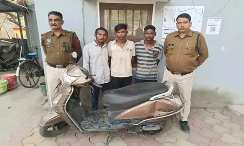 शराब की लत पूरी करने के लिए तीन दोस्तों ने चोरी की एक्टिवा, गिरफ्तार