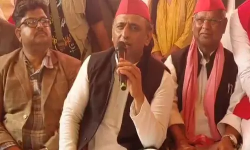 सरकार ने शंकराचार्य को अपमानित करने के लिए 20 साल पुरानी घटना को कुरेदा: Akhilesh Yadav. सरकार ने शंकराचार्य को अपमानित करने के लिए 20 साल पुरानी घटना को कुरेदा: Akhilesh Yadav.