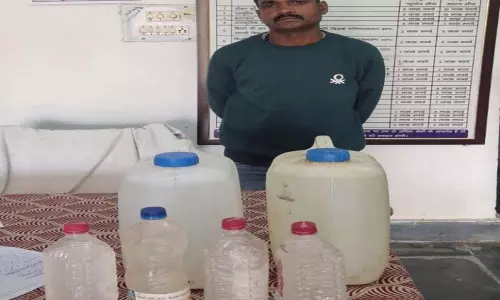 अवैध महुआ शराब के साथ आरोपी सफीक खान गिरफ्तार