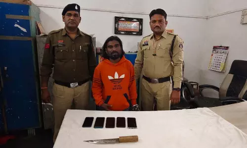 रायपुर में चाकू और चोरी के मोबाइल के साथ आरोपी गिरफ्तार रायपुर में चाकू और चोरी के मोबाइल के साथ आरोपी गिरफ्तार