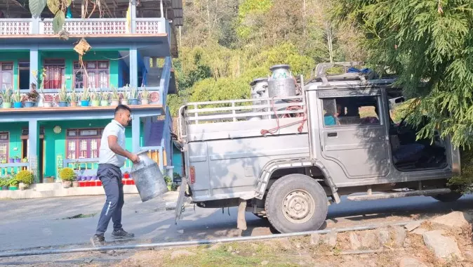 Sikkim : दूध न मिलने से सद्दाम डेयरी किसान मुश्किल में, कुछ ने मवेशी बेचने पर विचार Sikkim : दूध न मिलने से सद्दाम डेयरी किसान मुश्किल में, कुछ ने मवेशी बेचने पर विचार