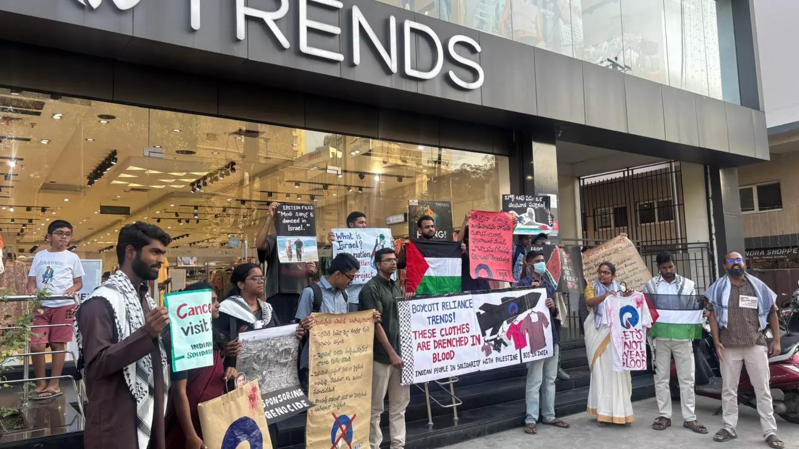 Ambani’s के इज़राइल के साथ संबंधों के खिलाफ सिकंदराबाद में फ़िलिस्तीन के समर्थन में प्रदर्शन Ambani’s के इज़राइल के साथ संबंधों के खिलाफ सिकंदराबाद में फ़िलिस्तीन के समर्थन में प्रदर्शन