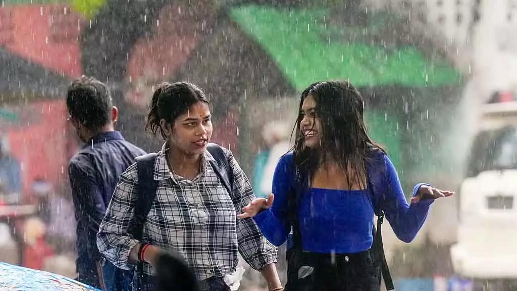 Tamil Nadu : आज 4 जिलों में भारी बारिश की संभावना Tamil Nadu : आज 4 जिलों में भारी बारिश की संभावना