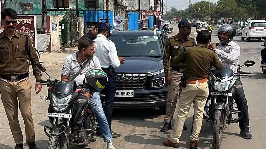 Indore : ट्रैफिक पुलिस ने 700 से ज़्यादा नो-पार्किंग चालान काटे Indore : ट्रैफिक पुलिस ने 700 से ज़्यादा नो-पार्किंग चालान काटे